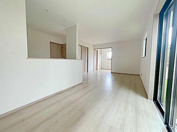 【リビング】ご家族みんなで長い時間を過ごすリビングは一番居心地のいいものであって欲しいですね。開放感のある広々リビングに光と風を呼び込み、快適な住空間を実現します。