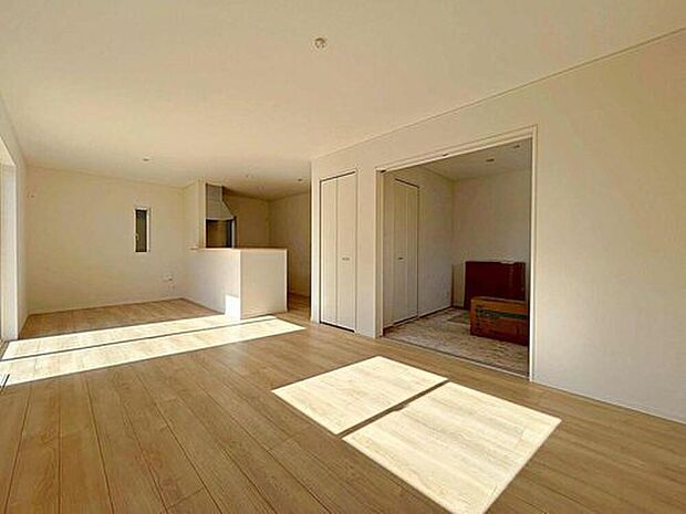 【リビング】3号棟☆
広々とした居住空間は日々の暮らしを彩り、心のやすらぎと満足感を与えてくれます。通風と採光を考慮した設計は子供たちはのびのび育ち、家族でくつろぎと団らんを生み出します。