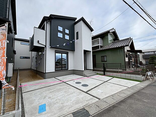 【現地外観写真】全４邸☆４号棟
各棟２台駐車可能♪
完成しておりますので、室内ご内覧いただけます♪ご不明点等、スタッフがしっかりと説明させていただきます！お気軽にお問い合わせください