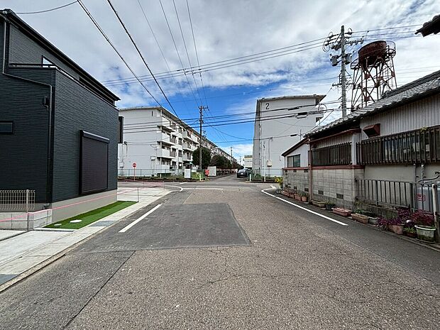 【前面道路含む現地写真】前面道路は交通量の少ない道路です。ゆとりがあり、駐車時もゆっくりと落ち着いて行える立地環境になっています♪　　