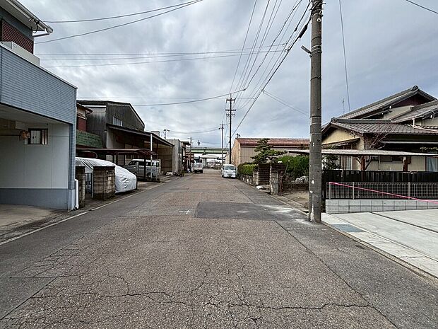 【前面道路含む現地写真】前面道路は交通量の少ない道路です。ゆとりがあり、駐車時もゆっくりと落ち着いて行える立地環境になっています♪　　