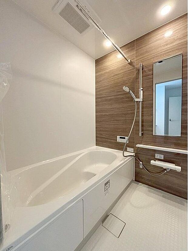 【浴室】３号棟
アクセントパネルで落ち着きのある雰囲気を演出したバスルーム♪毎日の疲れを癒やすバスタイムをお楽しみ下さい！浴室換気乾燥暖房機付きで、ジメジメした季節や雨の日には、浴室内干しも可能！