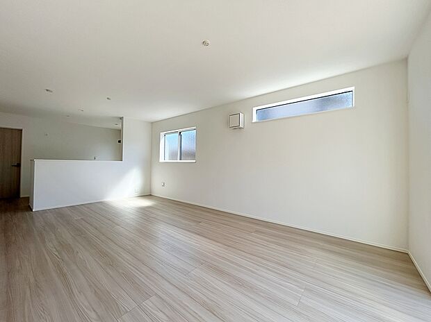 【リビング】２号棟
大切なご家族が集まるからこそＬＤＫはこだわりたい！休日はおひさまの光をたっぷりと取りこめるリビングでゆったりと過ごしませんか？