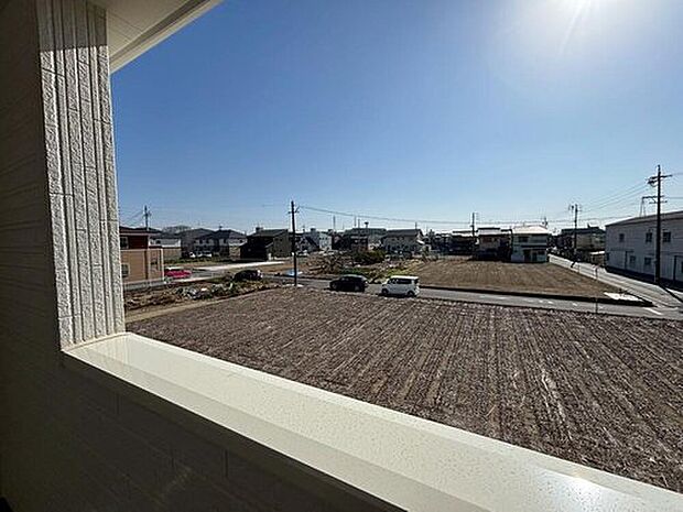 【バルコニーの眺望】2号棟
閑静な住宅地で車通りの少ないエリア。周囲には高い建物がないので、青い空が大きく感じますね♪