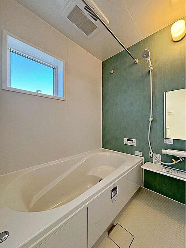 【浴室】2号棟
アクセントパネルで落ち着きのある雰囲気を演出したバスルーム♪毎日の疲れを癒やすバスタイムをお楽しみ下さい!浴室換気乾燥暖房機付きで、ジメジメした季節や雨の日には、浴室内干しも可能!