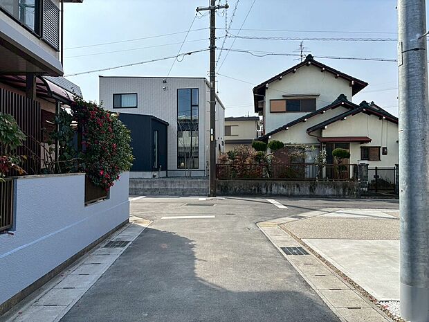 【前面道路含む現地写真】前面道路は閑静な住宅地をはしる車通りの少ない道路。お車の出し入れが苦手なママや小さなお子様にも安心ですね。しっかり舗装もされているので、ベビーカーや自転車で通っても快適に通行できます。
