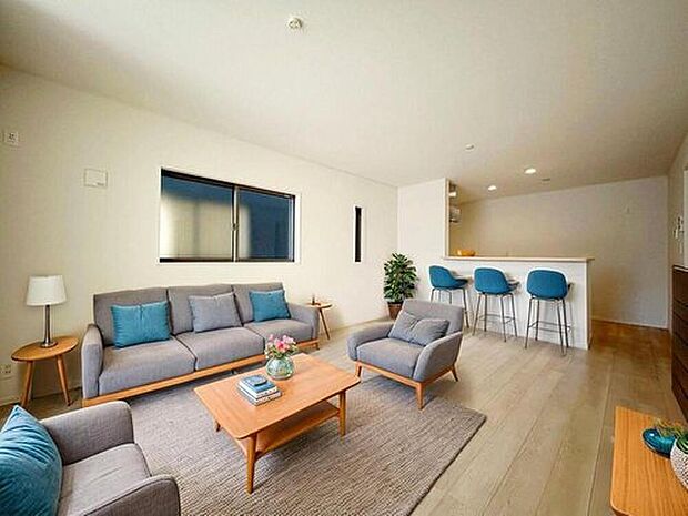 【リビング】(現況の物件写真に、CG による画像処理を行っています。家具、家電、照明器具、小物、カーテン、その他のイメージはCG です。)