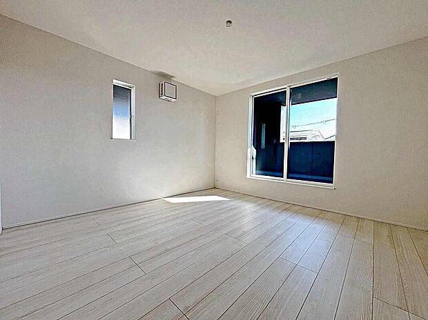 【リビング以外の居室】充分な広さと収納機能を備えた部屋はお子様の自発性と成長を促します。お子様の成長を支える、勉強や好きなことに没頭する学びの空間にどうぞ。