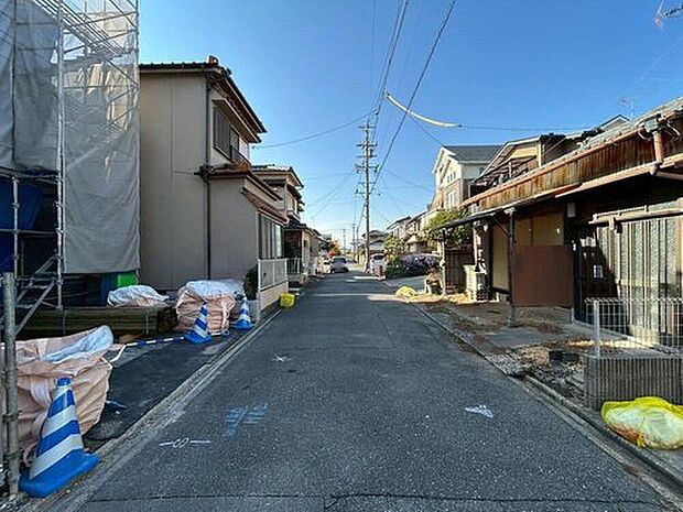 【前面道路含む現地写真】前面道路は閑静な住宅地をはしる車通りの少ない道路。お車の出し入れが苦手なママや小さなお子様にも安心ですね。しっかり舗装もされているので、ベビーカーや自転車で通っても快適に通行できます。