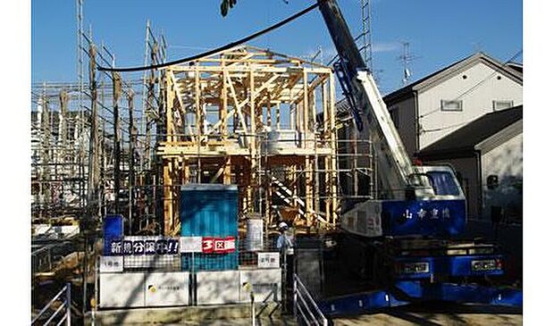 【がっちりとした骨組で安心】建築基準法では地震力や風圧力に対して、建物が倒壊しにくいように筋かいなどを設けた壁の必要量がさだめられており、当社では建築基準法で定められた壁量の1.3倍を確保しています。
監督とは別に監理者と検査機構によるトリプルチェックを実施しています。