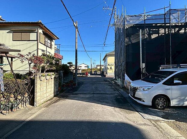 【前面道路含む現地写真】前面道路は閑静な住宅地をはしる車通りの少ない道路。お車の出し入れが苦手なママや小さなお子様にも安心ですね。しっかり舗装もされているので、ベビーカーや自転車で通っても快適に通行できます。