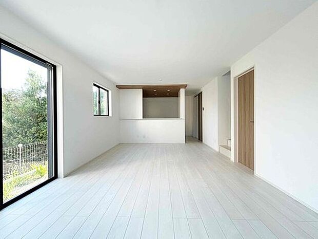 【リビング】２号棟
広々とした居住空間は日々の暮らしを彩り、心のやすらぎと満足感を与えてくれます。通風と採光を考慮した設計は子供たちはのびのび育ち、家族でくつろぎと団らんを生み出します。