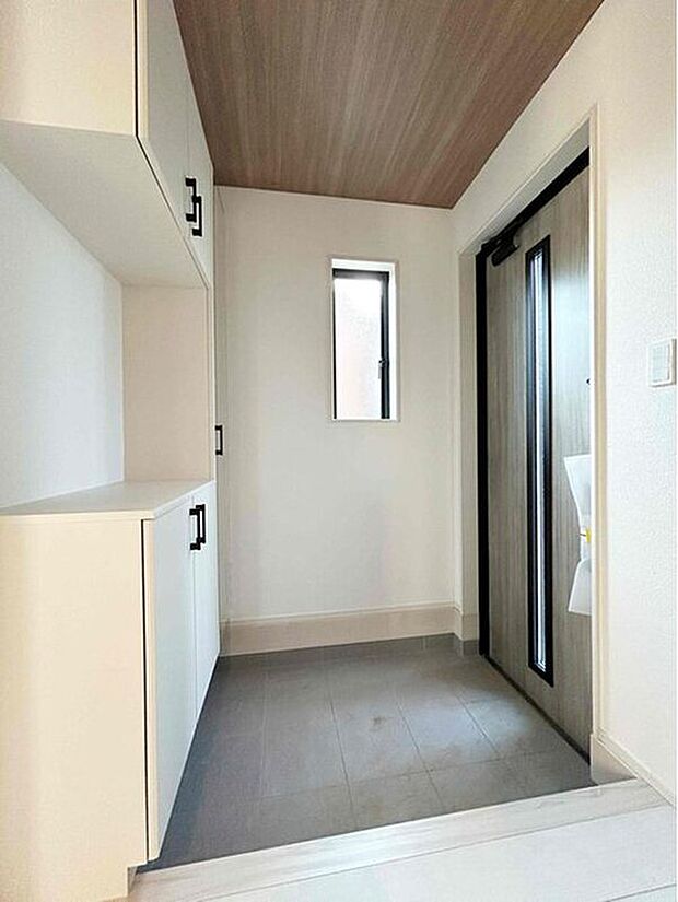 【玄関】２号棟
白を基調とした明るくて清潔感溢れる玄関。便利な下駄箱収納付きです♪散らかりがちな玄関もすっきりと片付き、気持ちよく出入りできます。