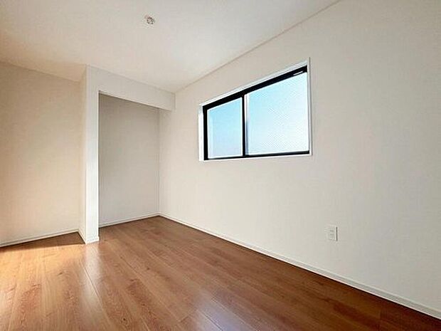 【リビング以外の居室】充分な広さと収納機能を備えた部屋はお子様の自発性と成長を促します。お子様の成長を支える、勉強や好きなことに没頭する学びの空間にどうぞ。