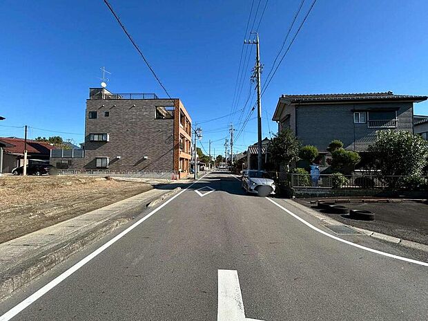 【前面道路含む現地写真】前面道路は交通量の少ない道路です。ゆとりがあり、駐車時もゆっくりと落ち着いて行える立地環境になっています♪