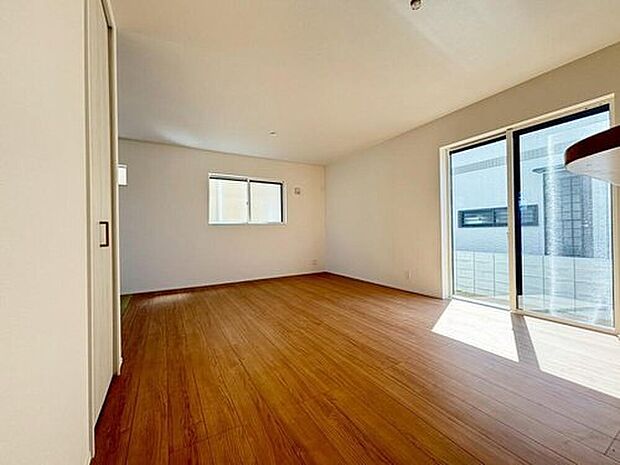 【リビング】ご家族みんなで長い時間を過ごすリビングは一番居心地のいいものであって欲しいですね。開放感のある広々リビングに光と風を呼び込み、快適な住空間を実現します。