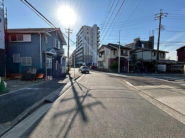 【前面道路含む現地写真】前面道路は、道路幅も広く、駐車もゆとりをもって行える環境になっています。お車の出し入れが苦手なママや小さなお子様にも安心ですね。舗装もされていて、ベビーカーや自転車で通っても快適に通行できます。