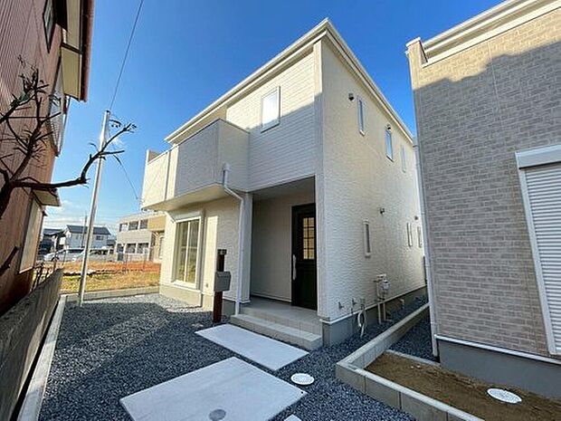 【現地外観写真】５号棟
完成しました！本日内覧可能です♪ぜひ現地にて、実際の建物・街並み・日当たり等ご確認下さい♪