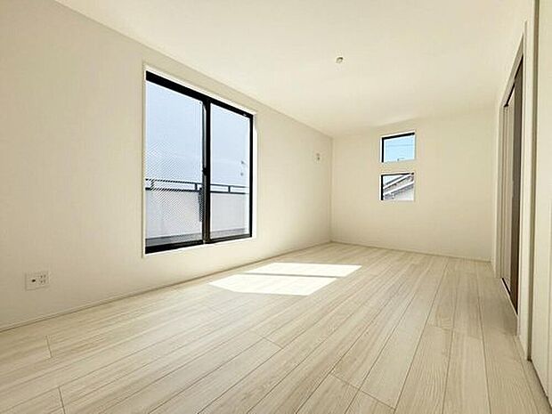 【居室】１号棟
通風・採光にも優れ、心地よい光と風があふれています。 豊かな居住性とプライドを満たすクオリティが見事に調和した住空間。新築戸建でなければ体感できないひとときをご体感頂ける筈です。