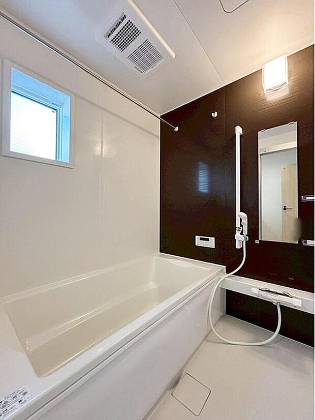 【浴室】アクセントパネルで落ち着きのある雰囲気を演出したバスルーム♪毎日の疲れを癒やすバスタイムをお楽しみ下さい！浴室換気乾燥暖房機付きで、ジメジメした季節や雨の日には、浴室内干しも可能！