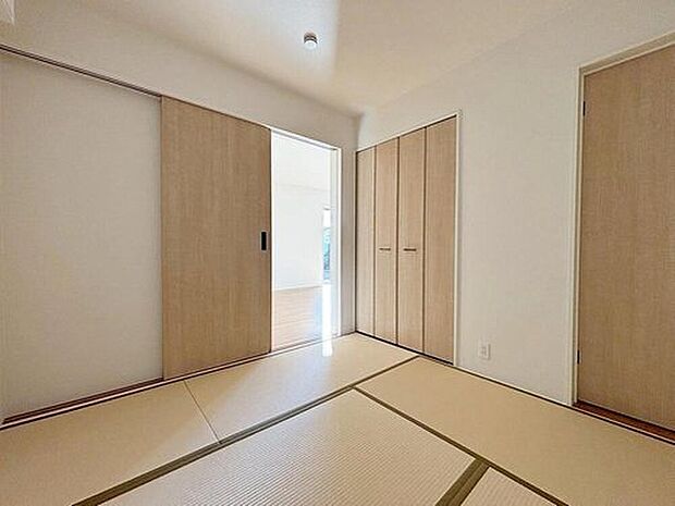 【和室】LDKと隣接した和室。
和室は、リビングから目が届く場所なので、お子様の遊び部屋・お昼寝スペースとして使うのもオススメです♪