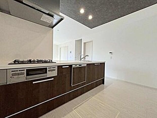 【キッチン】1号棟
収納力豊富なシステムキッチン。毎日の洗い物がラクになる便利な食洗機付きです♪時間を短縮して、家事の時間も確保できます。