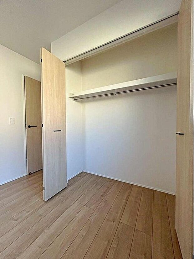 【収納】各居室に収納スペースも充実していて、お部屋もスッキリ片付けられ、季節ごとの入れ替えも不要になりそうです♪