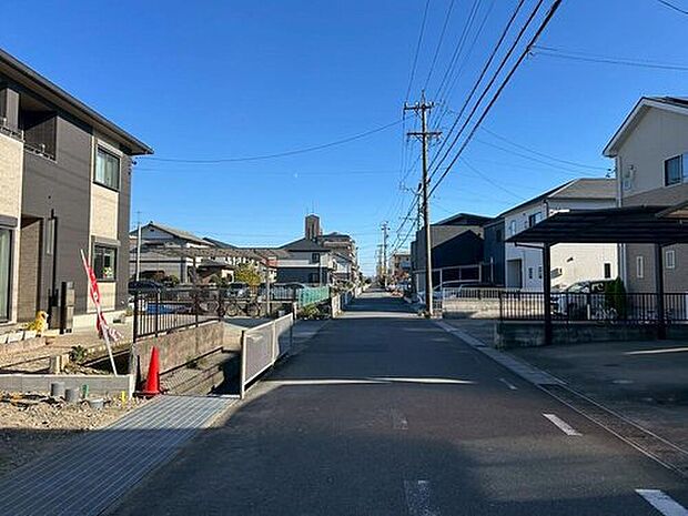 【前面道路含む現地写真】前面道路は、道路幅も広く、駐車もゆとりをもって行える環境になっています。お車の出し入れが苦手なママや小さなお子様にも安心ですね。舗装もされていて、ベビーカーや自転車で通っても快適に通行できます。