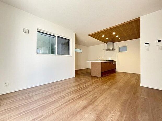 【リビング】２号棟
大切なご家族が集まるからこそＬＤＫはこだわりたい！休日はおひさまの光をたっぷりと取りこめるリビングでゆったりと過ごしませんか？子供たちが元気に笑いながら走り回っても十分な広さの空間です。