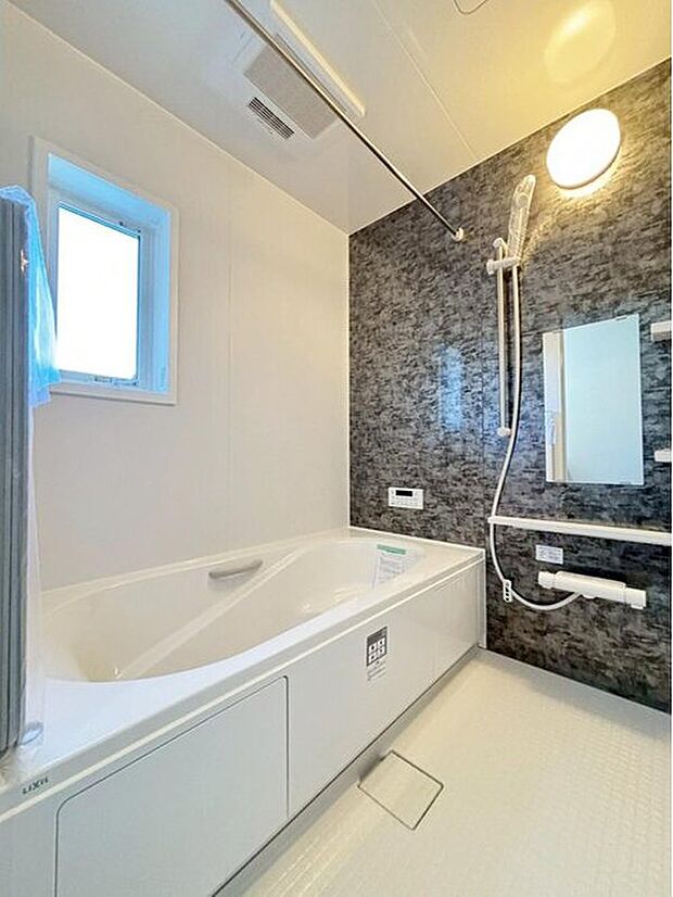 【浴室】２号棟
１坪以上広さを設けた浴室で、ゆったりバスタイム♪
お子様と一緒に入るにも充分な広さです。
一日の疲れを癒せます♪