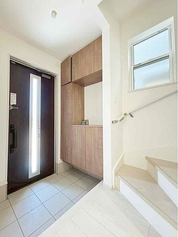 【玄関】明るくて清潔感溢れる玄関。便利な姿見鏡＆下駄箱（可動棚）収納付きです♪
散らかりがちな玄関もすっきりと片付きます。