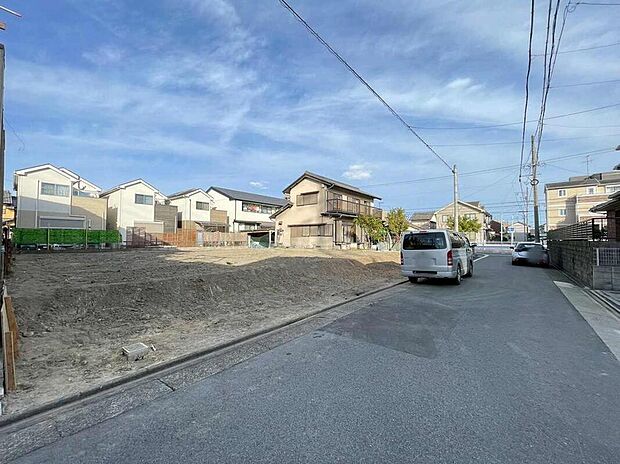 【前面道路含む現地写真】前面道路は、道路幅も広く、駐車もゆとりをもって行える環境になっています。お車の出し入れが苦手なママや小さなお子様にも安心ですね。舗装もされていて、ベビーカーや自転車で通っても快適に通行できます。
