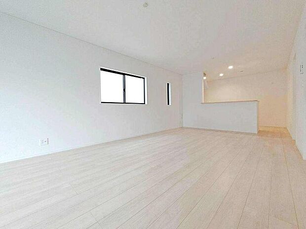 【リビング】1号棟
明るいリビングです♪対面式のオープンキッチンは、家事をしながらご家族の様子が一目でわかる安心と便利な設備です♪