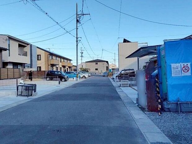 【前面道路含む現地写真】前面道路は、道路幅も広く、駐車もゆとりをもって行える環境になっています。お車の出し入れが苦手なママや小さなお子様にも安心ですね。舗装もされていて、ベビーカーや自転車で通っても快適に通行できます。