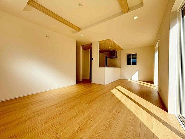 【リビング】明るいリビングです♪対面式のオープンキッチンは、家事をしながらご家族の様子が一目でわかる安心と便利な設備です♪