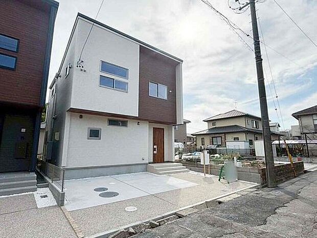 【前面道路含む現地写真】１号棟
堂々完成いたしました！ぜひ現地にて、実際の建物・街並み・陽当たり等ご確認下さい♪お気軽にお問い合わせください☆お気軽に０１２０-８８８-９８３までお問い合わせください♪