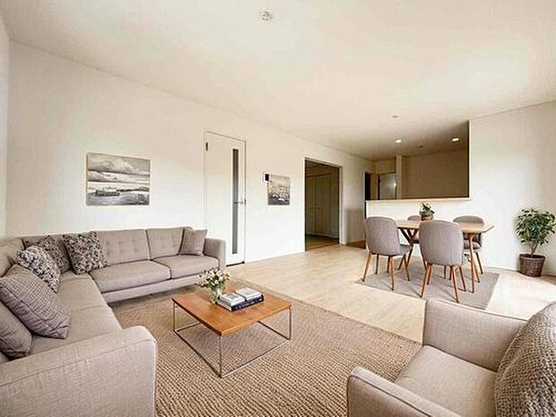 【リビング】1号棟
(現況の物件写真に、CG による画像処理を行っています。家具、家電、照明器具、小物、カーテン、その他のイメージはCG です。)