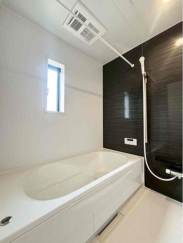 【浴室】1号棟
1坪以上広さを設けた浴室で、ゆったりバスタイム♪
お子様と一緒に入るにも充分な広さです。
一日の疲れを癒せます♪