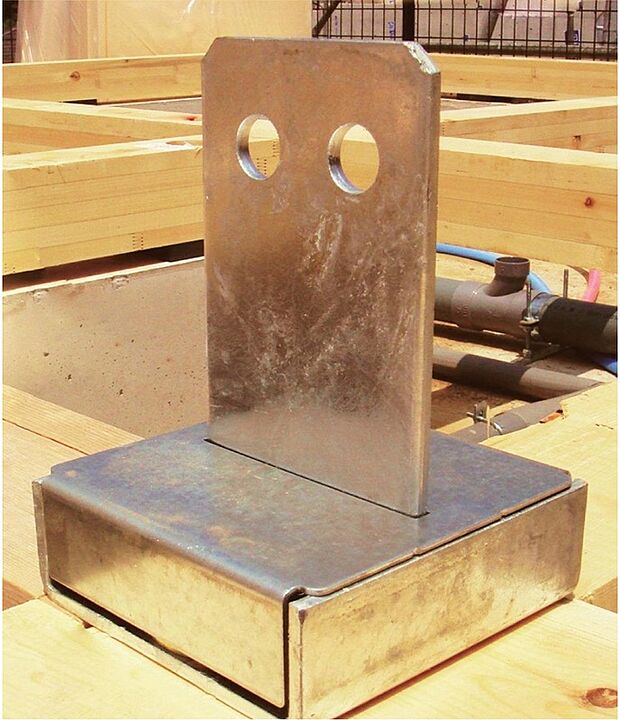 【オリジナル柱脚・柱頭固定金物「TロックII」】「TロックII」は、ホールダウン金物の約2倍の強度があり、接合部の強度を増加させ、地震や風圧がかかった場合の柱の抜けを防ぎます。