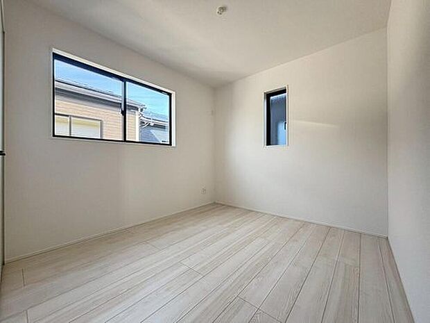 【洗面台・洗面所】3号棟
広々とした居住空間は日々の暮らしを彩り、心のやすらぎと満足感を与えてくれます。通風と採光を考慮した設計は子供たちはのびのび育ち、家族でくつろぎと団らんを生み出します。