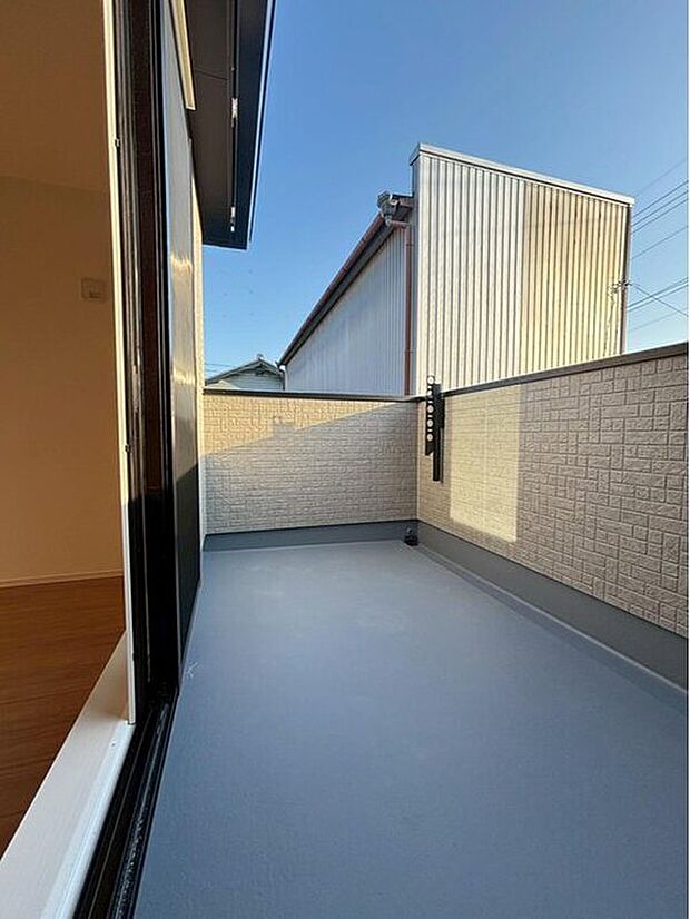 【バルコニー】陽当りの良いバルコニーは、一度にたくさんのお洗濯物が干せるのが魅力!バルコニーは洗濯物を干すだけの場所じゃなく、家族のゆとりのある時間を演出するプライベート空間。