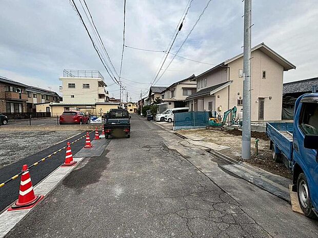 【前面道路含む現地写真】前面道路は交通量の少ない道路です。ゆとりがあり、駐車時もゆっくりと落ち着いて行える立地環境になっています♪