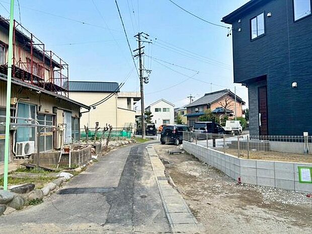 【前面道路含む現地写真】前面道路は、道路幅も広く、駐車もゆとりをもって行える環境になっています。お車の出し入れが苦手なママや小さなお子様にも安心ですね。舗装もされていて、ベビーカーや自転車で通っても快適に通行できます。