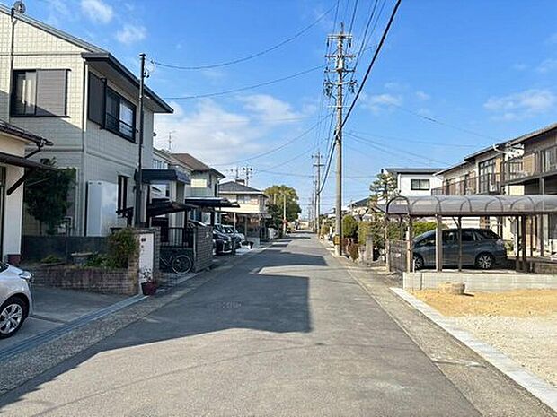 【前面道路含む現地写真】前面道路は交通量の少ない道路です。ゆとりがあり、駐車時もゆっくりと落ち着いて行える立地環境になっています♪　　　