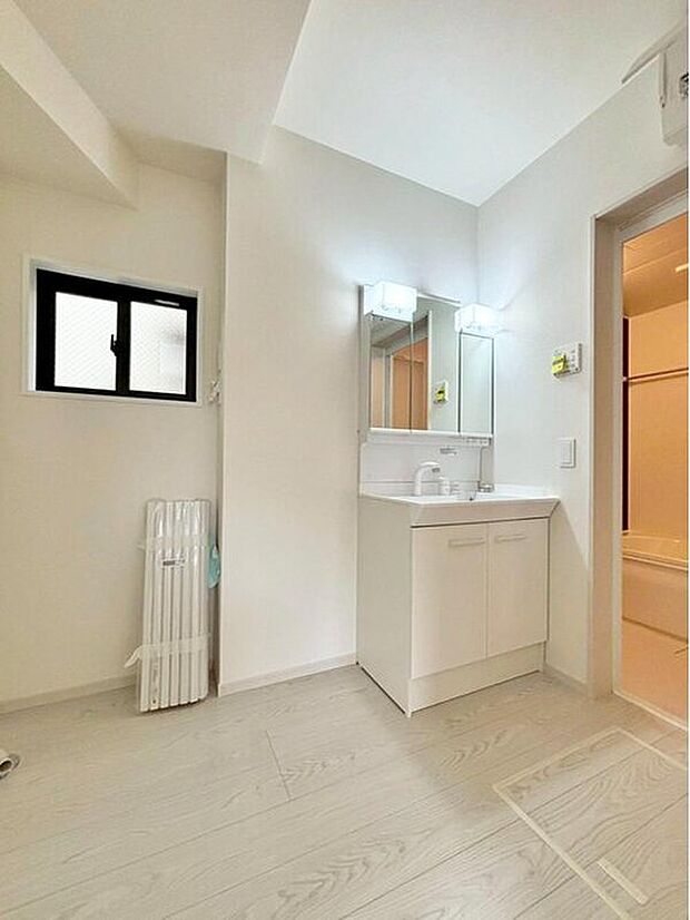 【洗面台・洗面所】暮らしを快適にする三面鏡仕様の洗面化粧台は清潔感のある快適空間。収納力と機能性に優れた使いやすい設備で、忙しい朝の身支度もスムーズに♪