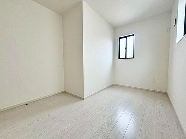 【リビング以外の居室】通風・採光にも優れ、心地よい光と風があふれています。 プライドを満たすクオリティが見事に調和した住空間。　　