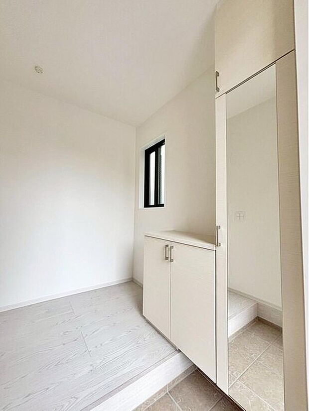 【玄関】玄関廻りは何かと、モノが増えてしまうものです！土間収納があることで、いつでもスッキリとした玄関でお迎えできます♪　　　