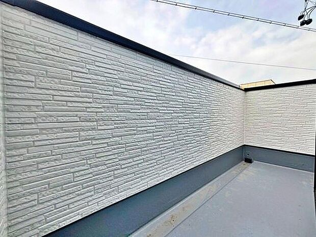 【バルコニー】北側に２面あるバルコニーは洗濯物を干すだけの場所ではなく、家族のゆとりのある時間を演出するプライベート空間。　　　