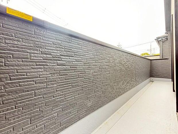 【バルコニー】陽当りの良いバルコニーが2階・3階にそれぞれございます。一度にたくさんのお洗濯物が干せるのが魅力!バルコニーは洗濯物を干すだけの場所じゃなく、家族のゆとりのある時間を演出するプライベート空間。