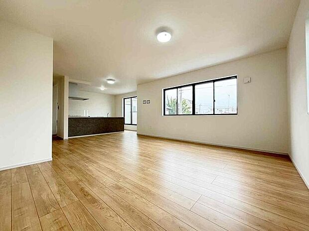 【リビング】明るいリビングです♪対面式のオープンキッチンは、家事をしながらご家族の様子が一目でわかる安心と便利な設備です♪